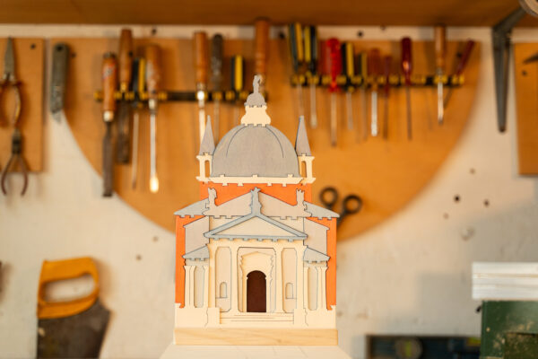 Riproduzione in legno della chiesa del redentore