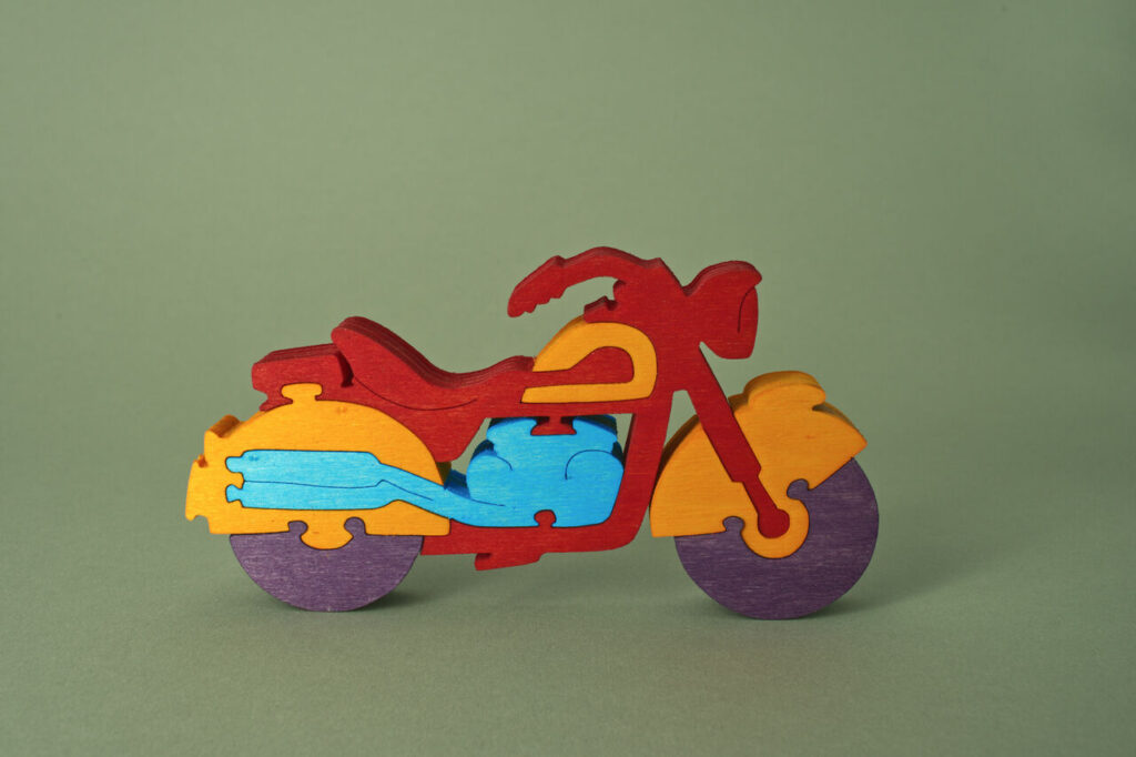 Riproduzione in legno di una motocicletta