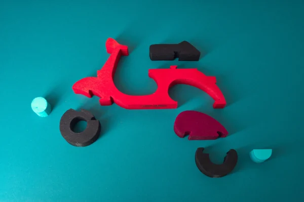 vespa in legno, puzzle scomposto